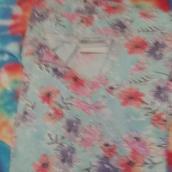 Scrub shirts 2 flower 1 pink 1 red outfit pants - Picture 3 of 5